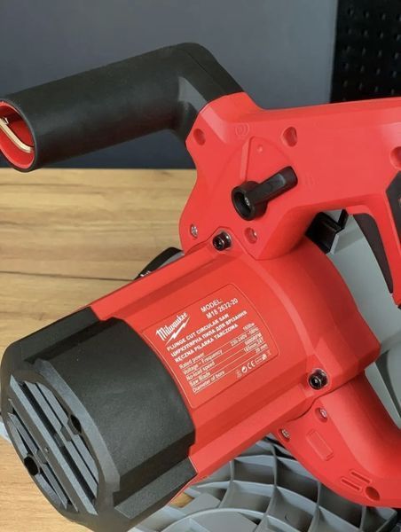 Циркулярная пила Milwaukee M18 2632-20 [1650 Вт/6000 об/мин/165 мм]. M18 2632-20 фото