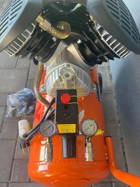 Компресор LEX LXC50V [50 л/3.3 кВт/220В/8 барів/430 л/хв.  2 циліндри] LXC50V фото